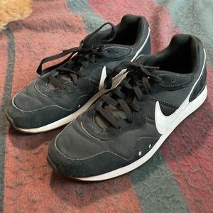 MENS NIKE VENTURE RUNNER SIZE 11